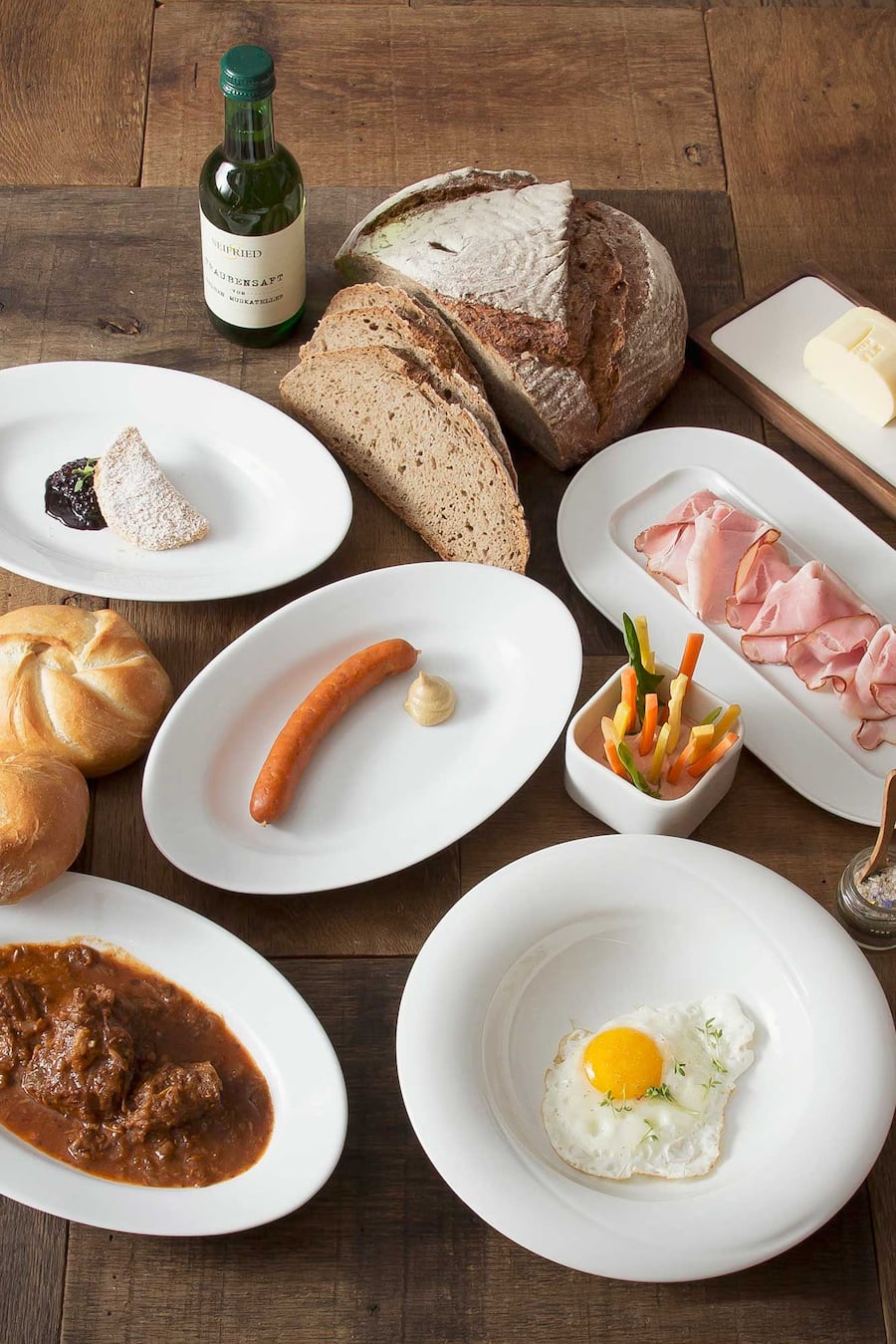 Weil es in der Umgebung seines Wirtshauses keine ambitionierten Hotels gibt, bietet Floh auch ein liebevoll zusammengestelltes Frühstück an.