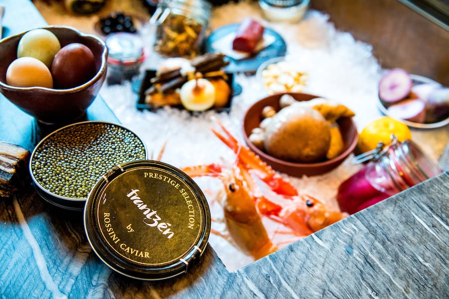 Der Schaukasten mit den Hauptdarstellern des Menüs sind ein Markenzeichen des «Frantzén». Besondere Gäste dürfen hier mit einem Wodka-Shot anstossen.