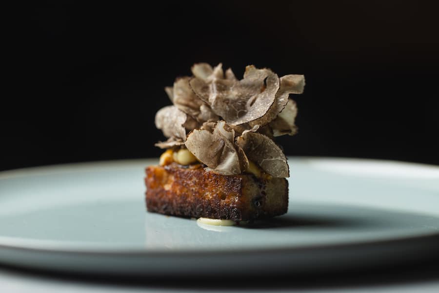 Der French Toast Grand Tradition mit Trüffel, Parmesancreme und Balsamico ist eines der ikonischen Gerichte im Stockholmer Dreisternetempel.