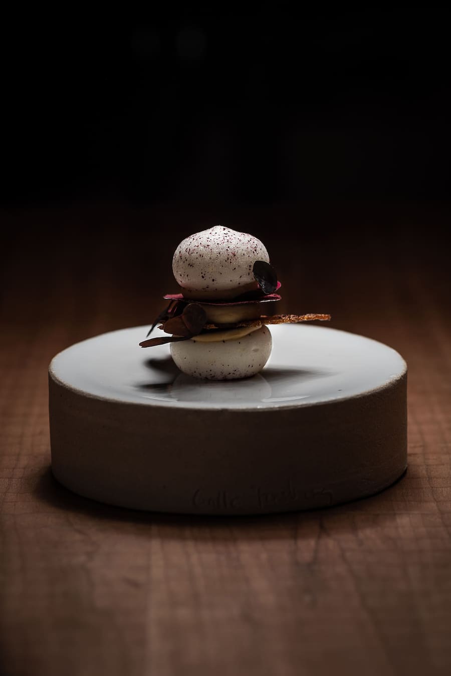 Schmilzt im Nu dahin, bleibt aber für immer in Erinnerung: Frantzéns Macaron mit Entenleber, Traube, Hibiskus und Portwein.