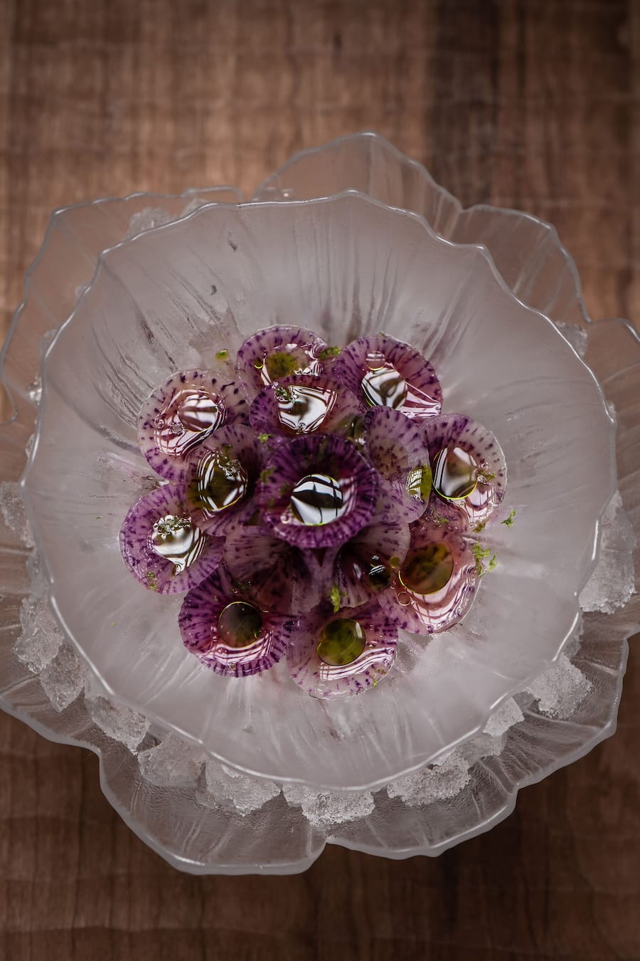 Filigran, farbenfroh, fantastisch: Kingfish mit Arabica-Kaffee, fermentierter Pflaumenvinaigrette und gesalzenen weissen Rüben.