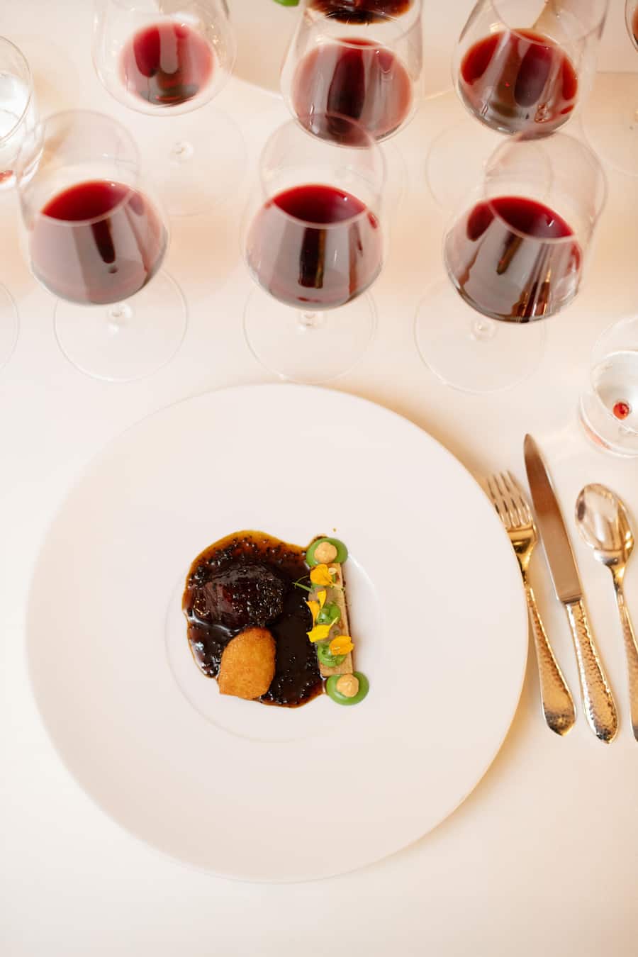 Gericht: Kalb | Sellerie | Haselnuss | Cassis | Trüffel Hotel Einstein St. Gallen, Wine Tasting Château Angélus, mit Anna Tkachenko-Marie, 18. März 2025, St. Gallen