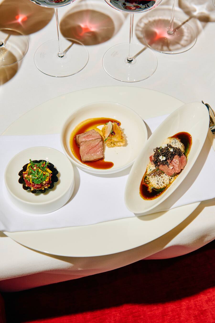 GMC Masterclass Peter Sisseck. Koch: Heiko Nieder. Gerichte: Rind und Gänsemastleber mit Meeresgrün und Sancho Pfeffer - Wagyu mit Kohl, Kimchi Gewürz & Sesam - Taube mit Perigord Trüffel, Morcheln und Vin jaune