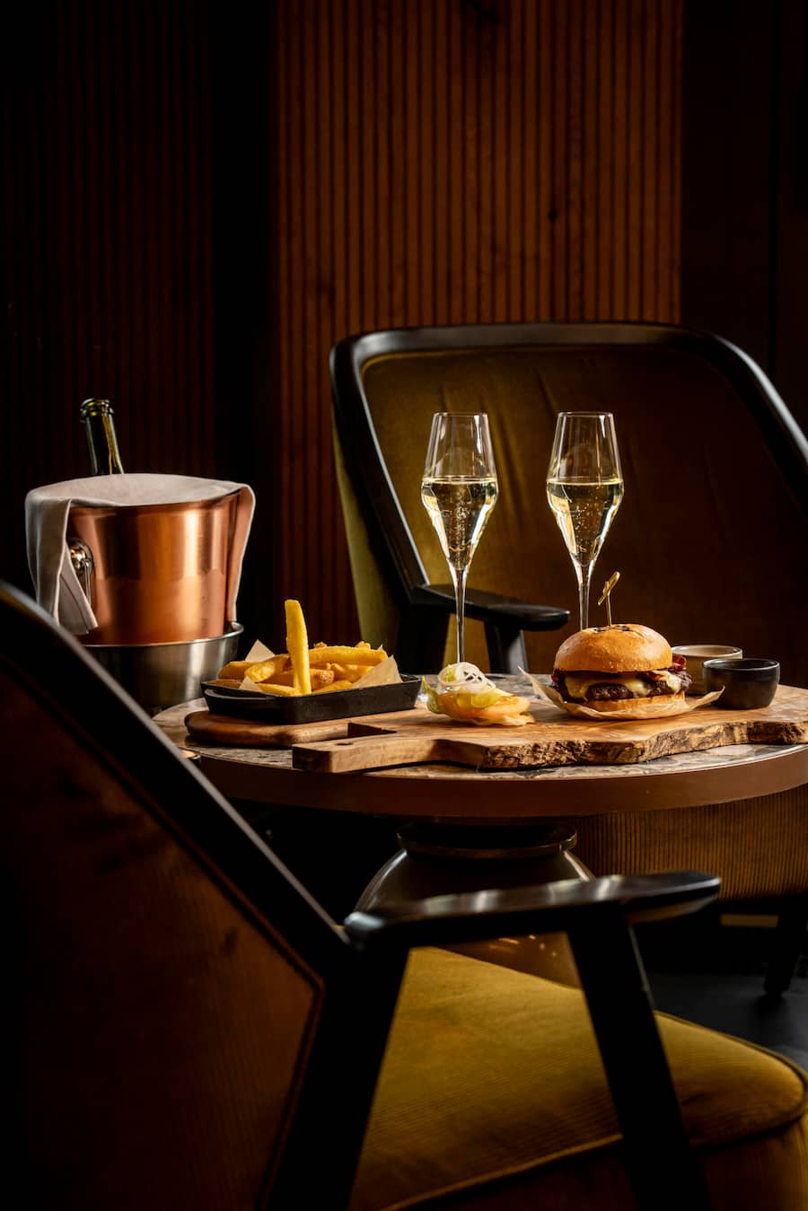 Bergwelt Grindelwald SPA Angebot. Champagner und Burger von Urs Gschwend. Aufgenommen im Januar 2025 ©David Birri The Seven Spirits Bar