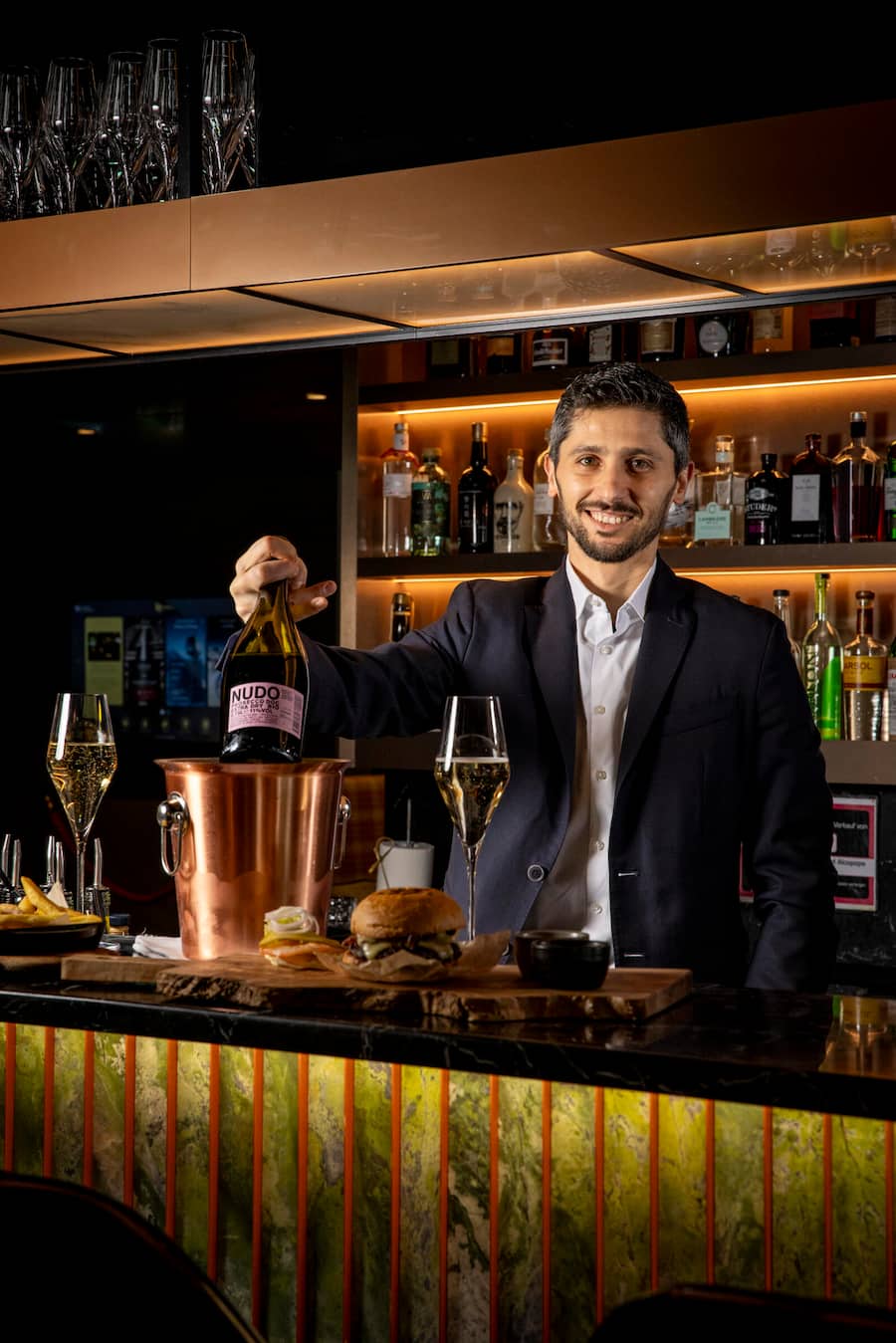 Bergwelt Grindelwald SPA Angebot. Champagner und Burger von Urs Gschwend. Aufgenommen im Januar 2025 ©David Birri The Seven Spirits Bar