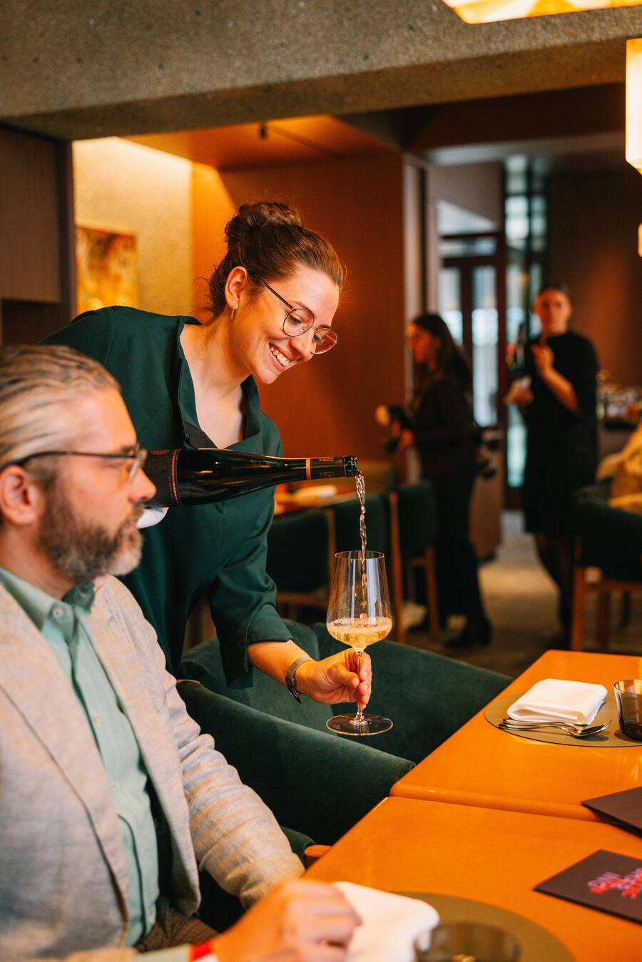 Hannah van den Nieuwenhuizen leitet in der Caminada-Filiale den Service und ist auch für die Weine verantwortlich.