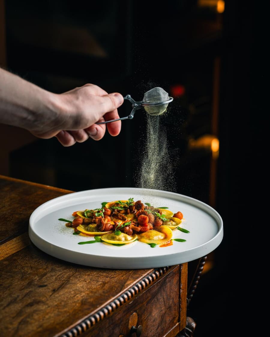 Ivan Baretti Tosca raviolis aux girolles, jus au vin blanc, laitue de mer, carottes glacées