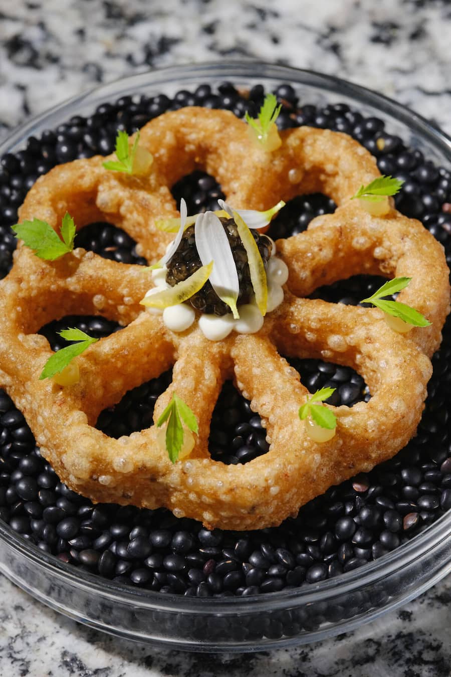 Japanisches Rosenküchlein mit Sauerrahm, Kaviar, Stangensellerie und Salzzitrone