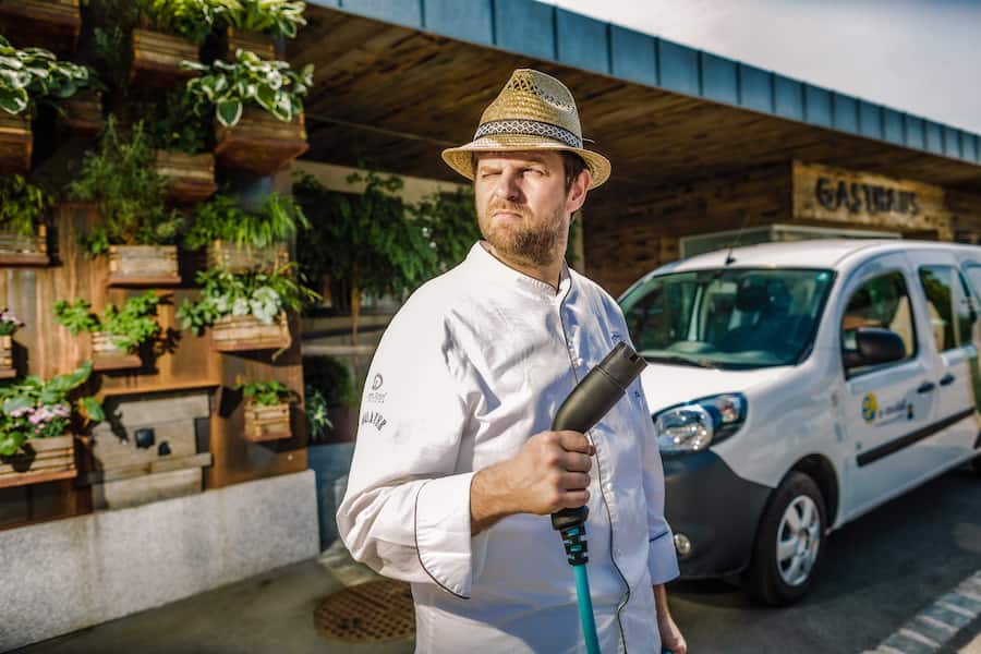 Ein Mann, ein Hut: Die Kopfbedeckung war viele Jahre lang Josef Flohs Markenzeichen. Heute experimentiert er  öfters mit seiner Frisur, trägt auch einmal einen Irokesenschnitt.