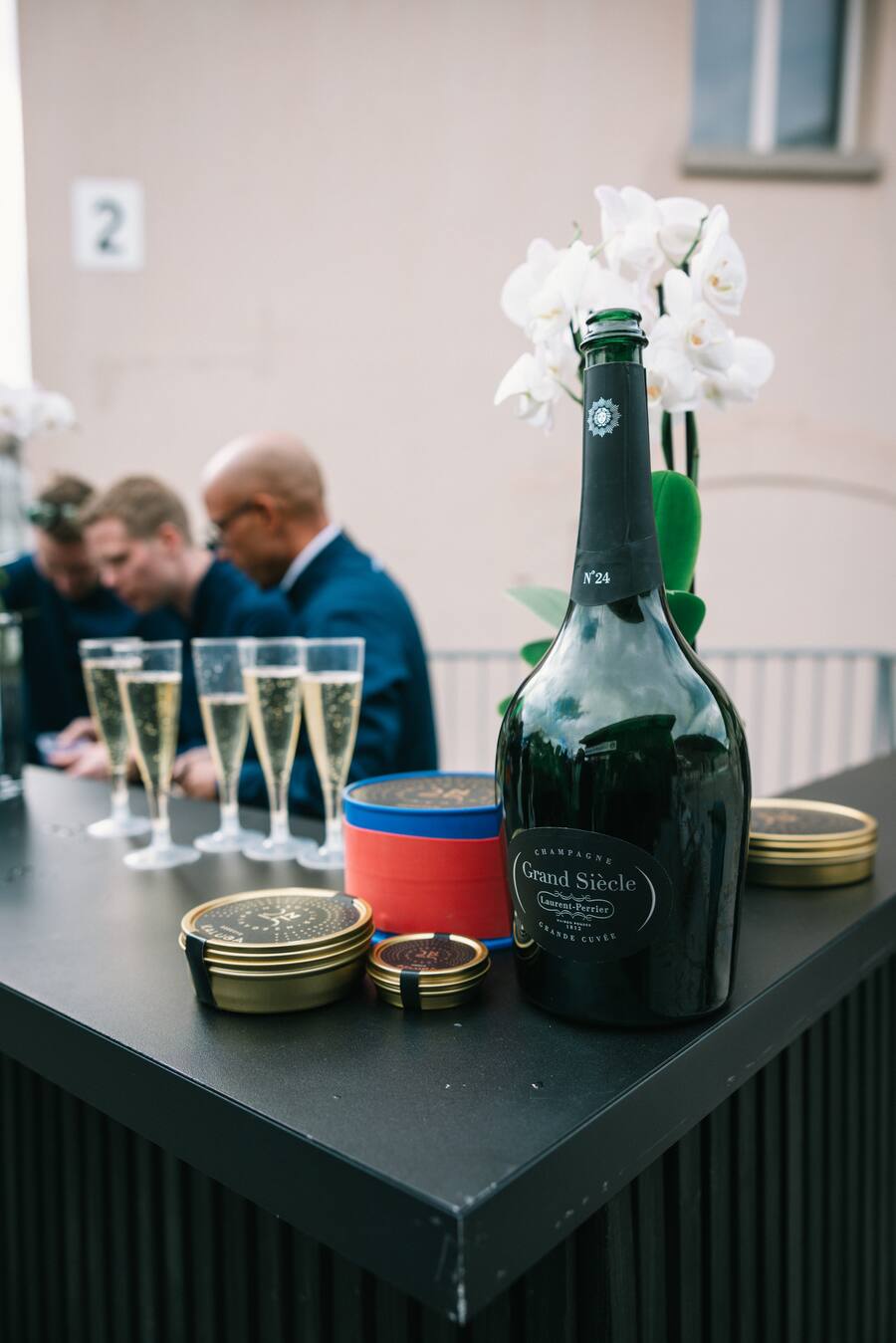 Luxuriöse Stärkung auf dem Weg auf den Gütsch: Vor der Gondelbahn gab es einen Reis-Happen mit N25-Kaviar und Grand Siècle von Laurent-Perrier.