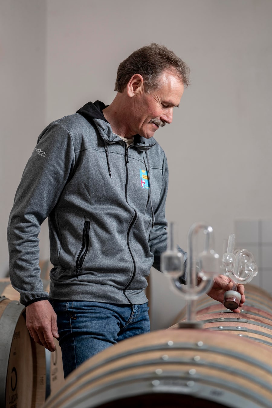 Liesch Weinbau, Malans, Jürg Liesch im Holzfass Keller