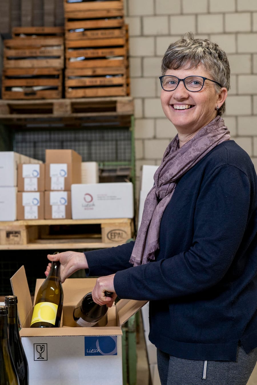 Liesch Weinbau, Malans, Kornelia Liesch am Verpacken