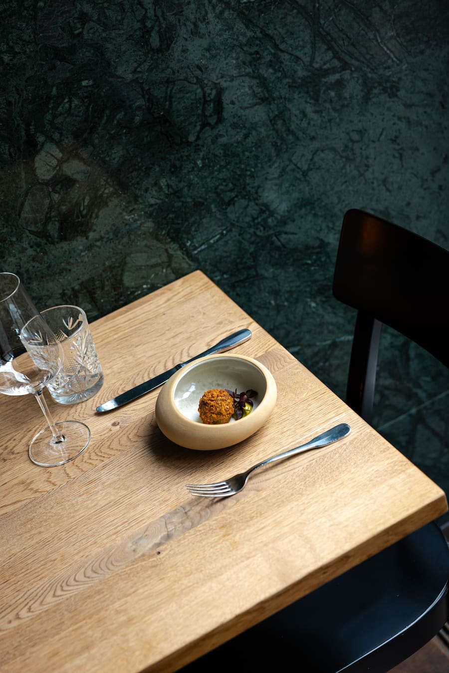 Highlight unter den Appetithäppchen: Spinat-Croquetas mit Petersilien-Mayo.