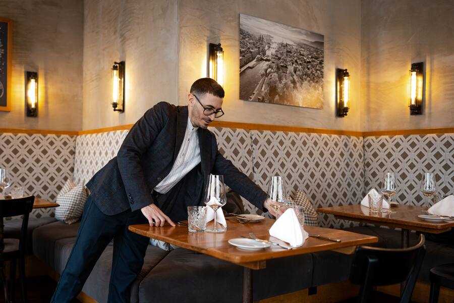 Aus der «Casa Caminada» ins «Löweneck»: Gianluigi Carullo ist ein exzellenter Gastgeber und hat stets einen spannenden Weintipp auf Lager.