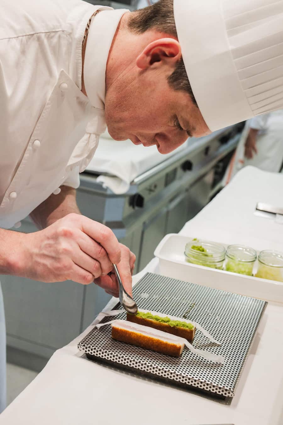 Konzentration ist alles: Chef Jérémy beim Anrichten.