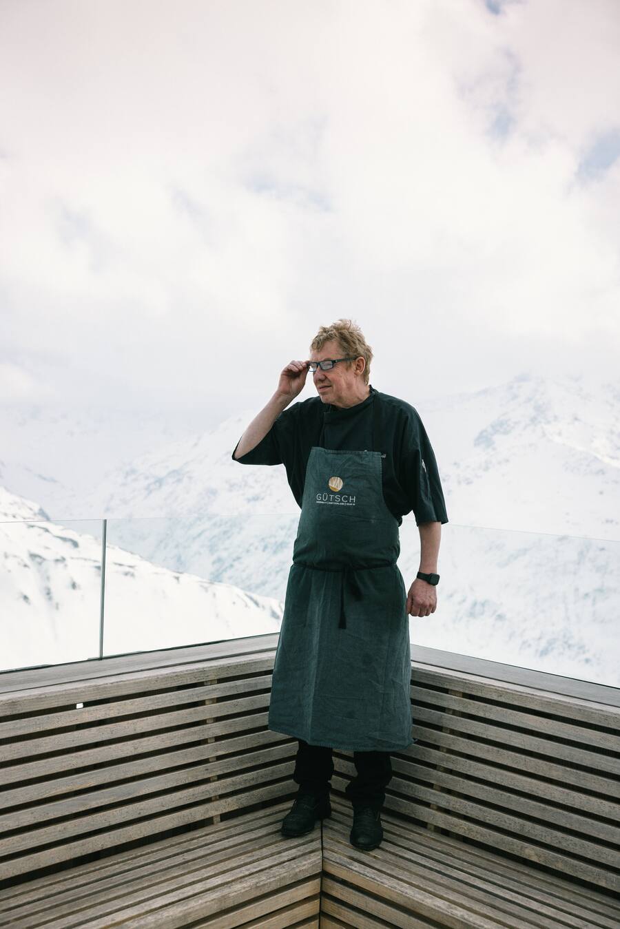 Wo bitte ist die Sonne? «Gütsch»-Wirt Neff posiert trotz eisigem Wind mit kurzen Ärmeln auf der Terrasse.