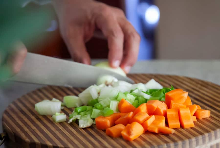 Mirepoix – also kleine Gemüsewürfeli – sind für einen Fond unerlässlich.