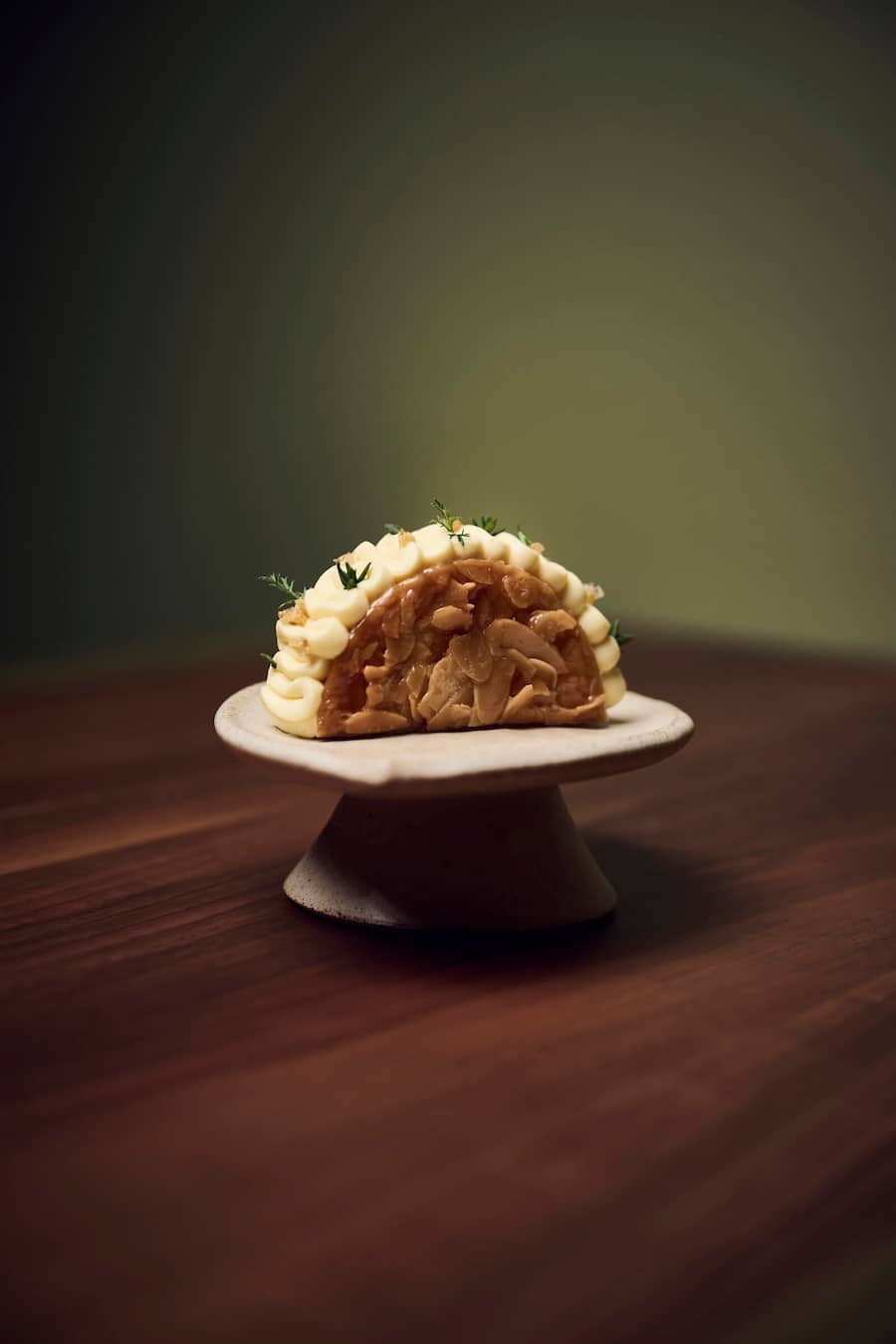 Gericht: Fingerfood zum Schluss des Menüs: Bienenstich mit Vanille-Rhum-Parfait und Gewürzorangen-Creme.