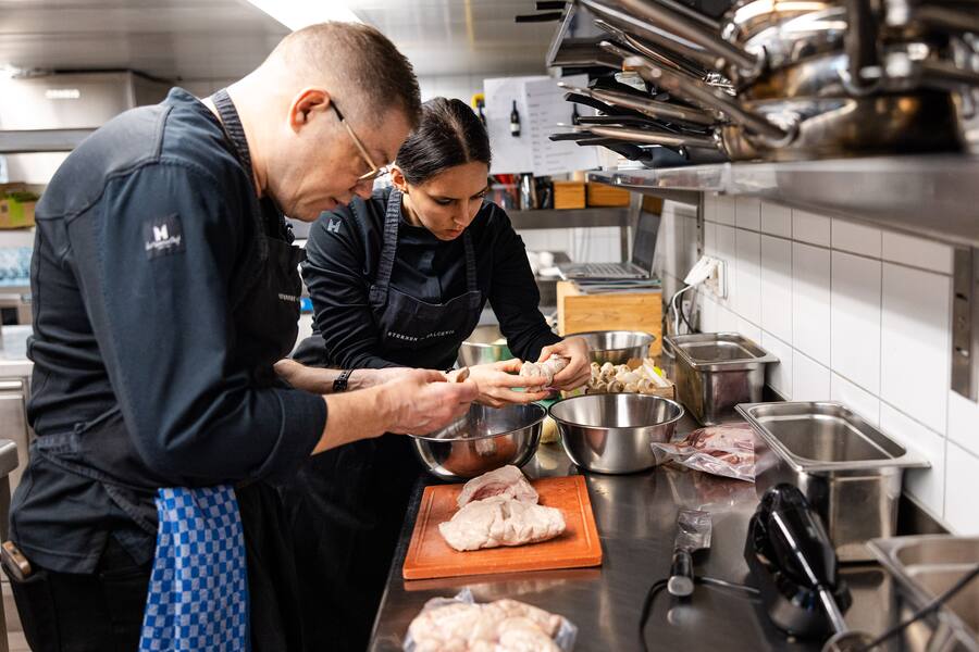 12.03.2025, Walchwil, Restaurant Sternen, Noémie Bernard, Schnapp kocht mit (photo by Remy Steiner for Gault Millau)