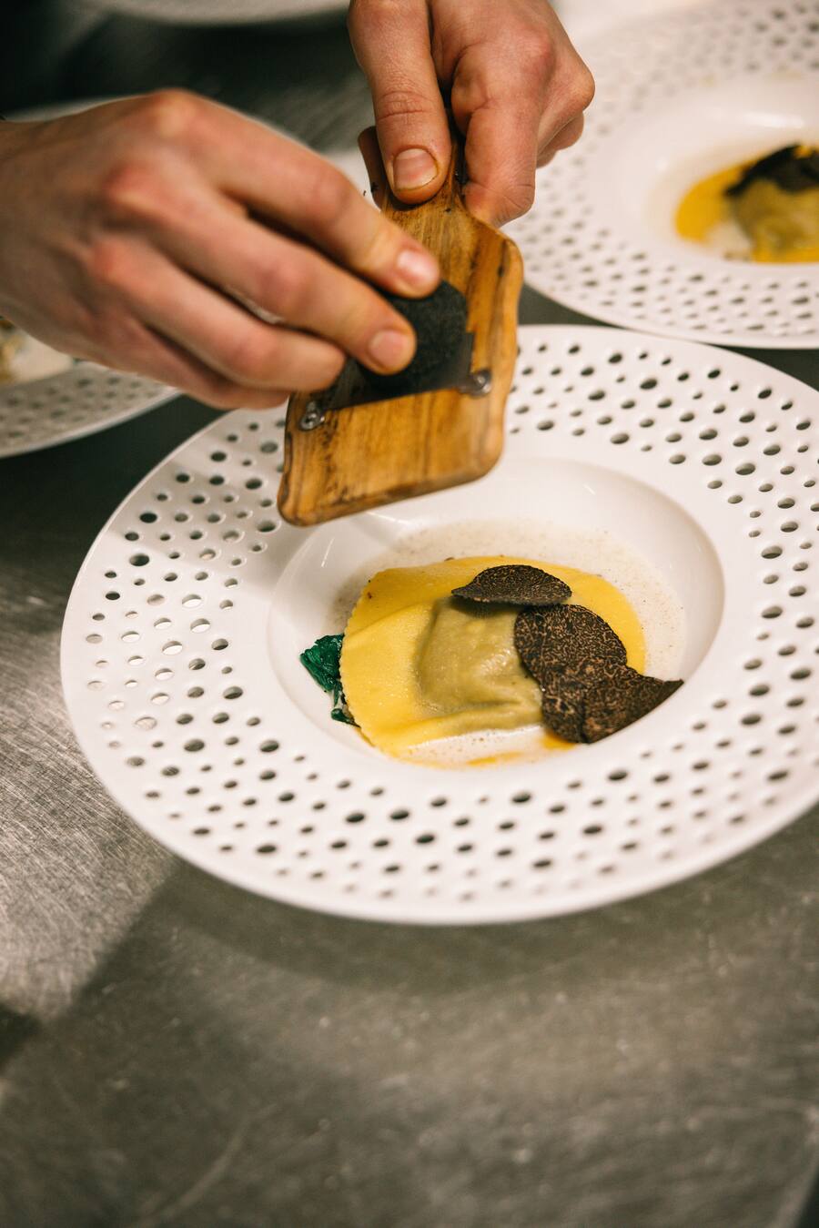 Bei Markus Neff im Restaurant Gütsch warten Brasato-Ravioli mit Steinpilzen, Spinat und Périgordtrüffel auf die Gäste.