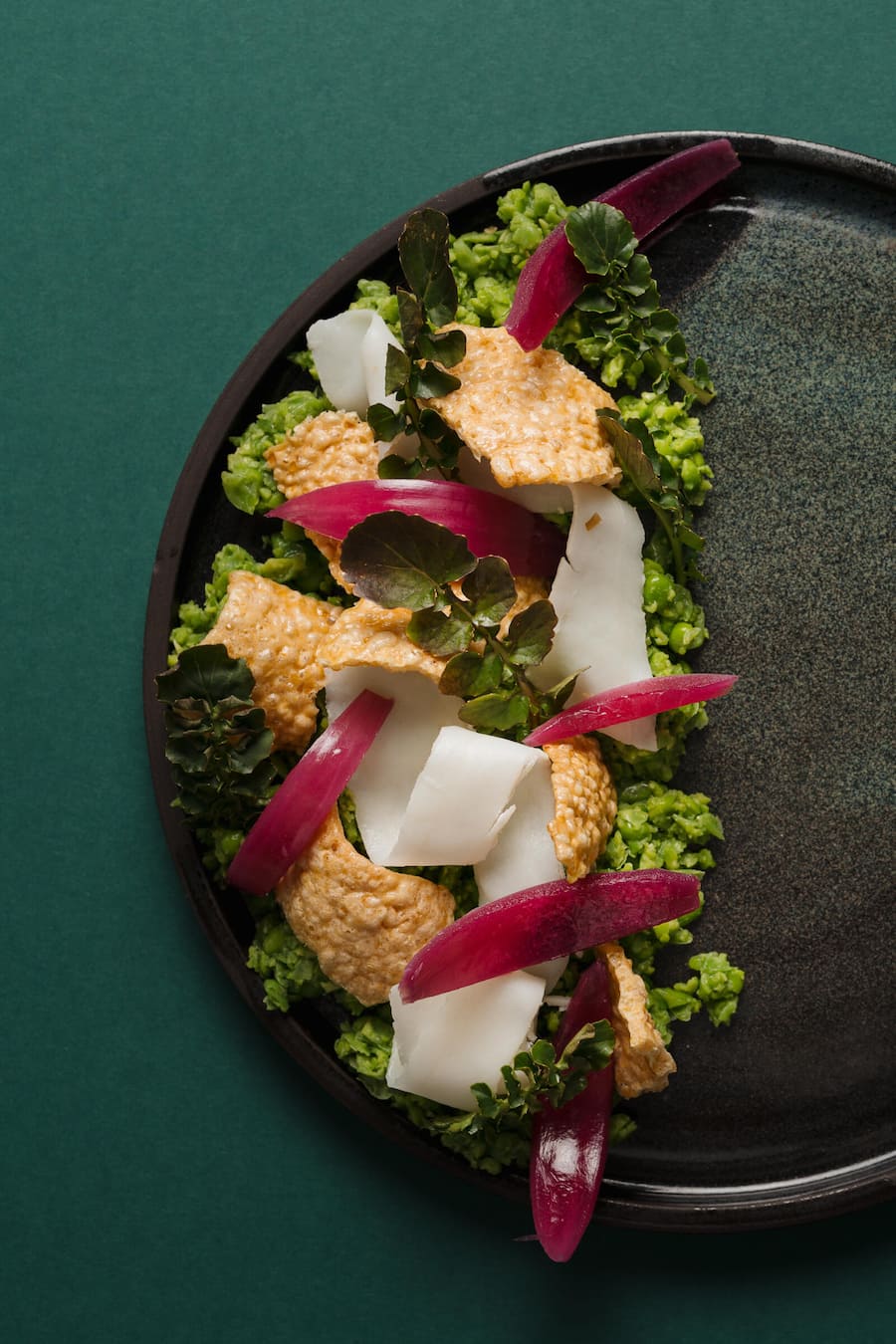 Erbsentartar mit Tropeazwiebeln und Lardo - Rechberg 1837 Zuerich - Maerz 2025 - Copyright Olivia Pulver