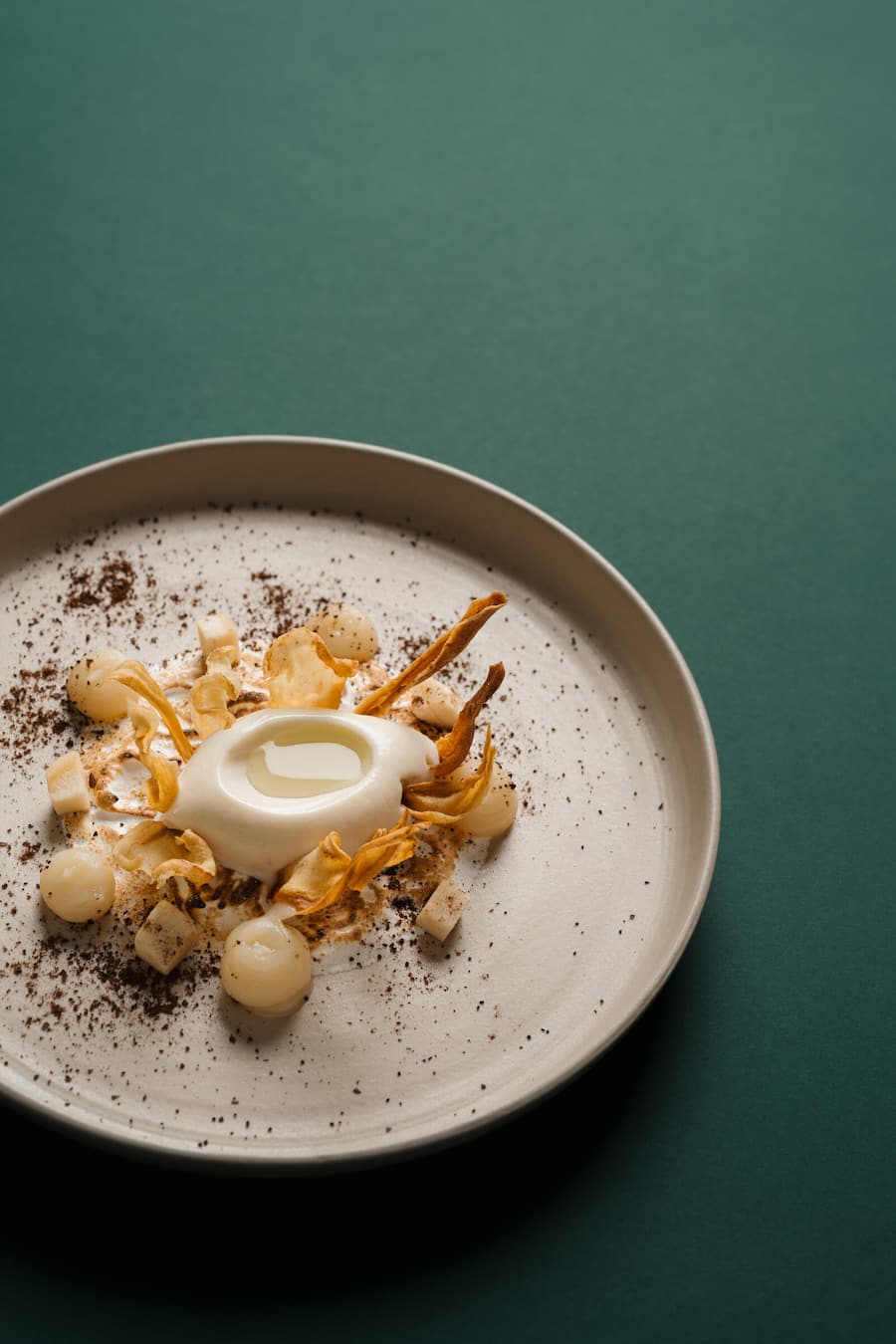 Glace, Creme und Chips von der Pastinake - Rechberg 1837 Zuerich - Maerz 2025 - Copyright Olivia Pulver