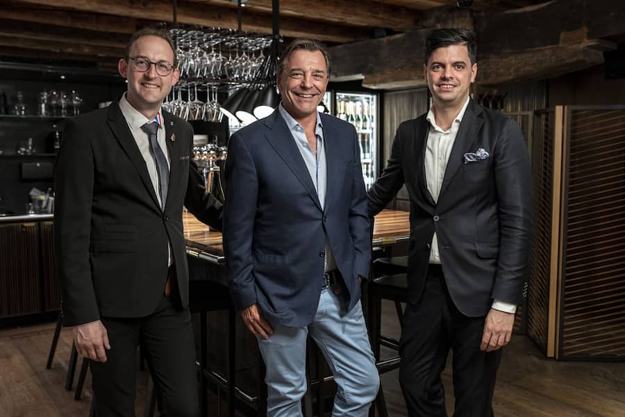 Romain Iltis zusammen mit Lalique-Patron Silvio Denz und Stefano Petta, Weindirektor «The Living Circle», anlässlich eines Besuchs im «Widder» in Zürich.