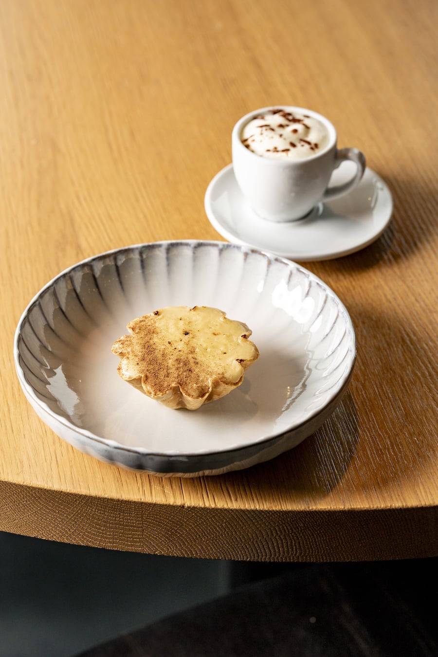 Die «Schlössli»-Version von Pastel de Nata: Luftige Creme im Tarteletteboden, Kaffeeglace mit Milchschaum im Tässchen.