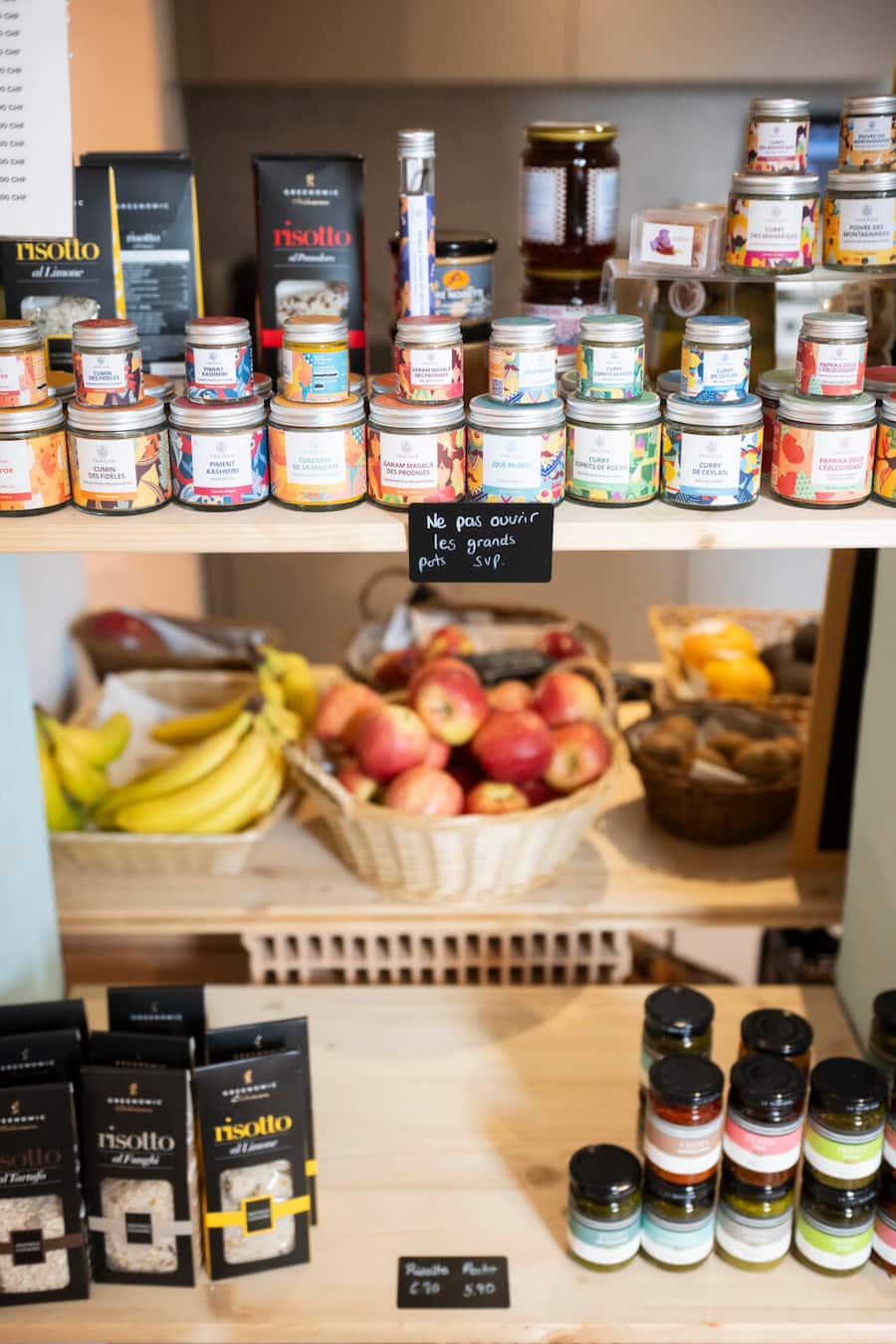 "Le Self" self -service à Bulle avec des produits régionaux.La gérante Sylviane Pasquier. partenariat avec léguriviera