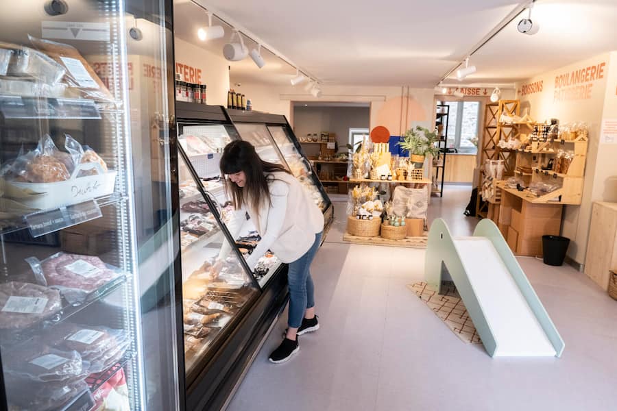 "Le Self" self -service à Bulle avec des produits régionaux.La gérante Sylviane Pasquier. partenariat avec léguriviera