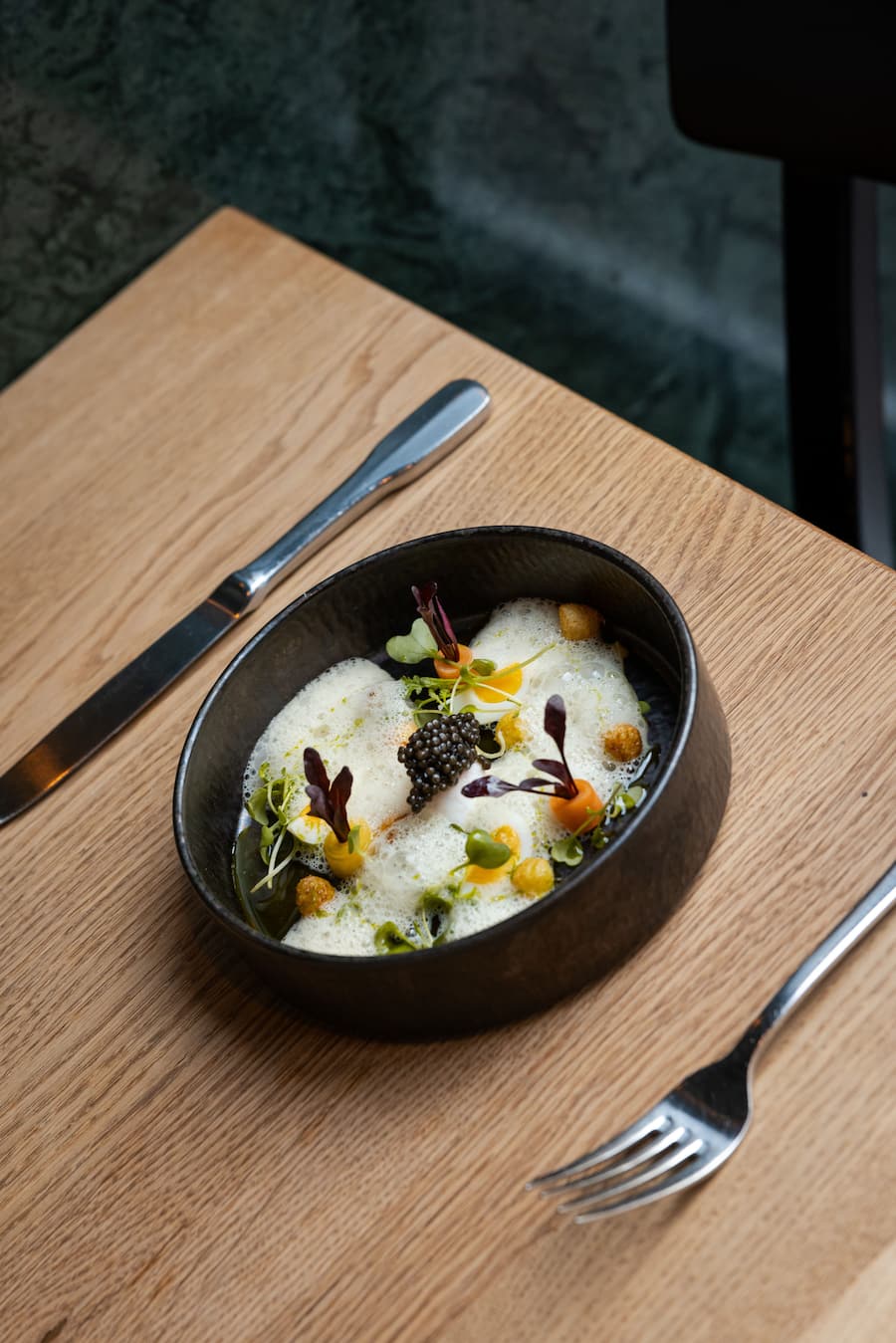 Die kreative Adaption von Senfeiern ist Dennis Mertens' Signature Dish.