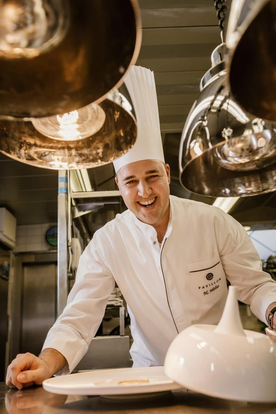 Stolz auf seine neuen Hummergerichte: Chef Maximilian Müller.