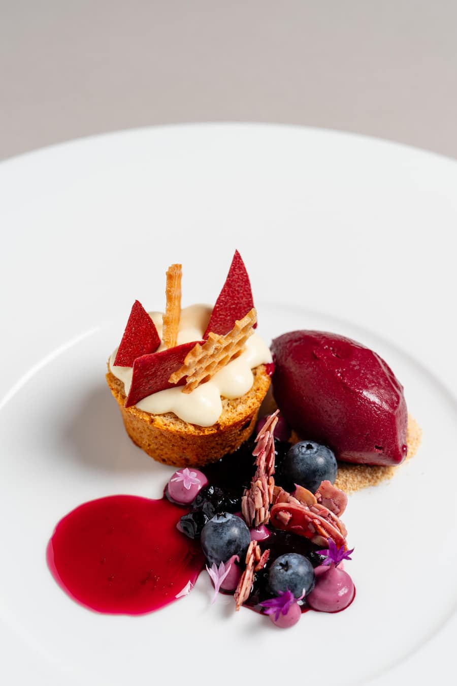 Wildpreiselbeeren-Dessert mit Honigkuchen und Mandeln Pressebilder The Omnia Zermatt