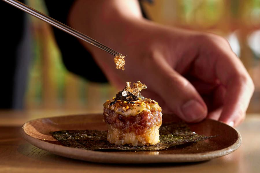 Chef Alex Moranda setzt auf unglaublich frische Produkte und auf flinke Pinzettenarbeit.