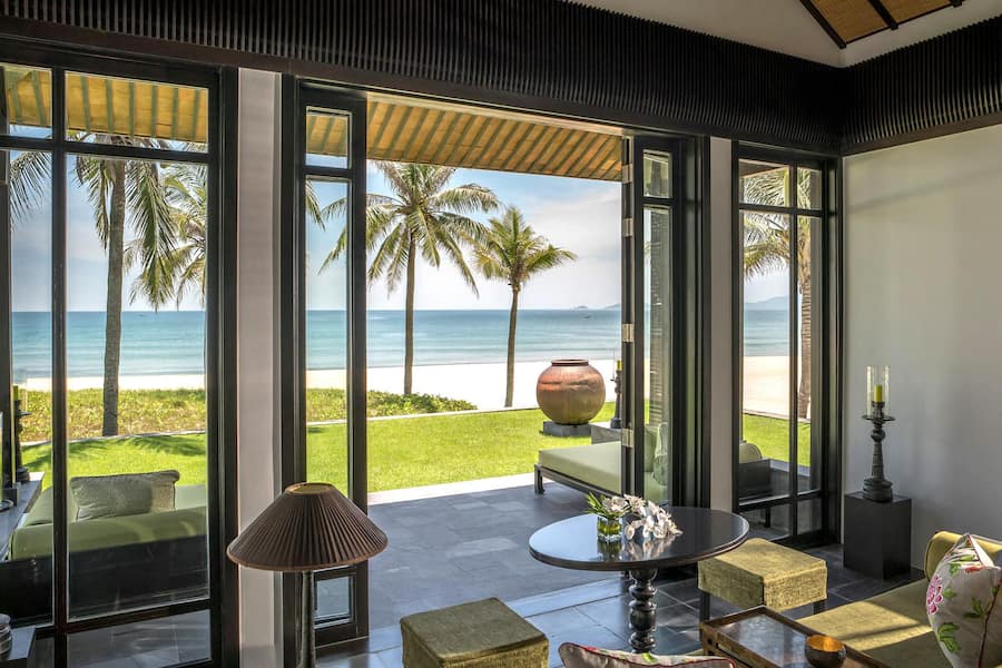 Ocean View! Im Four Seasons The Nam Hai erwacht man mit Blick auf Palmen und Meer.