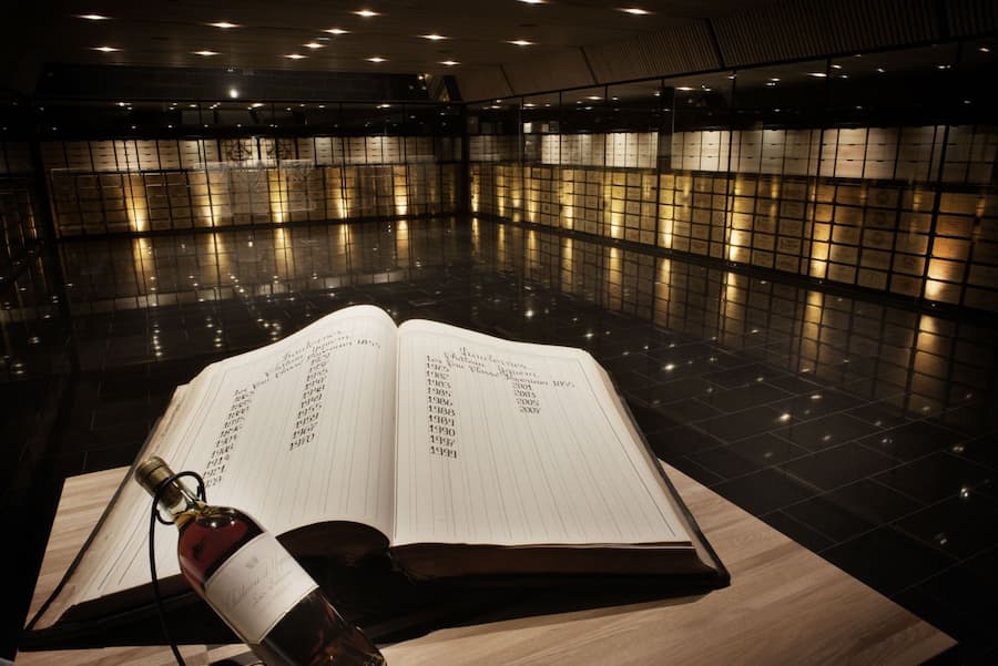 Der Keller der «Villa Lalique» wurde von Mario Botta entworfen. Im Kellerbuch sind die Schätze dieser «Kathedrale» des Weins notiert.