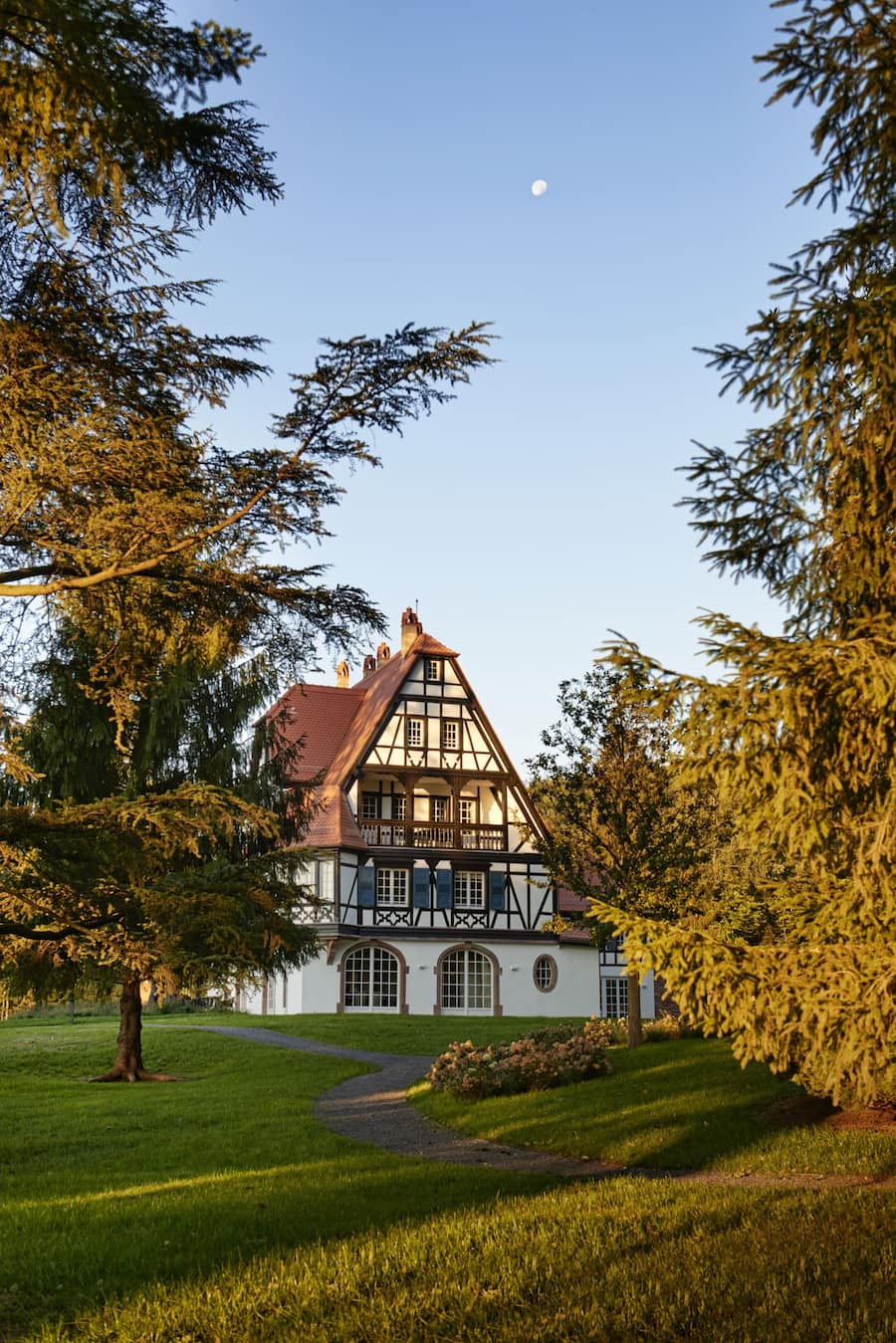 Die «Villa Lalique» ist von einem grossen Park umgeben. Hier der historische Teil aus den 1920er Jahren.