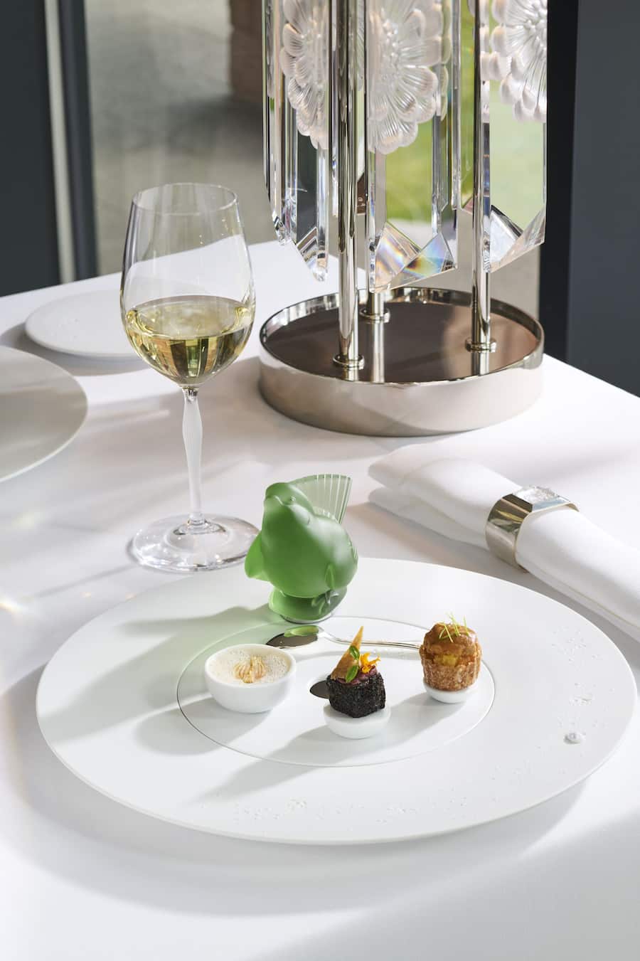 Zu den Apérohäppchen serviert Sommelier Iltis ein Glas trockenen Muscat aus dem Elsass – ein «Perfect Match».