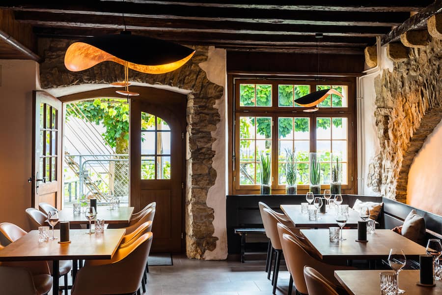 Unterwegs mit Journalistin Sabrina Glanzmann. Zu Besuch bei der Land Beiz "Aux Trois Amis" in Schernelz am Bielersee. Inhaber Duo Cynthia Lauper und Marc Joshua Engel servieren das Rezpt "Coq aux Chasselas" Aux Trois Amis, Ligerz, BE