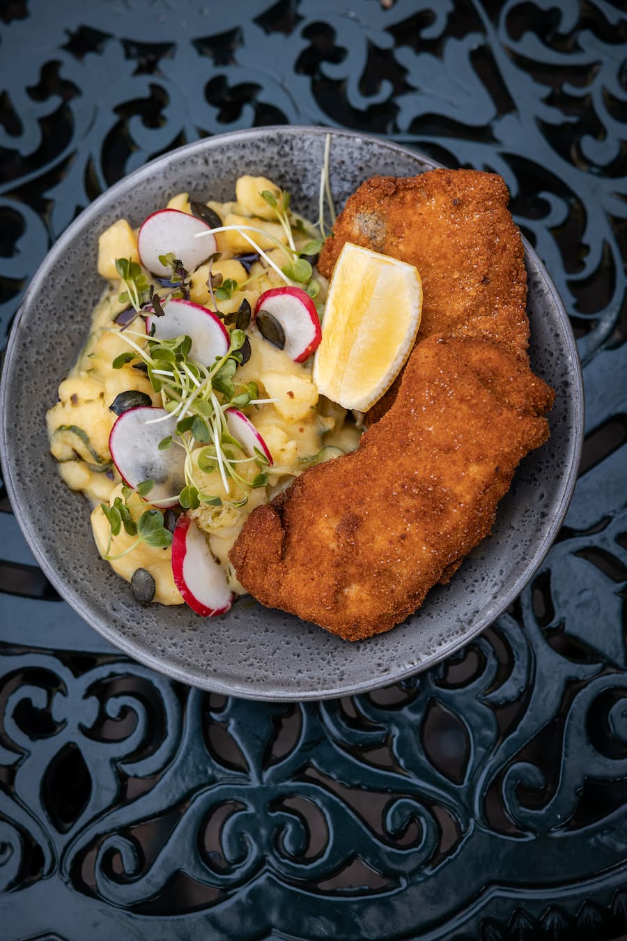 12.04.2025, Country Guide Zuerichsee, Restaurant Sonne, Biergarten, Backhendl mit lauwarmem Kartoffel-Gurken-Salat und Kürbiskernen (photo by Remy Steiner for Gault Millau)