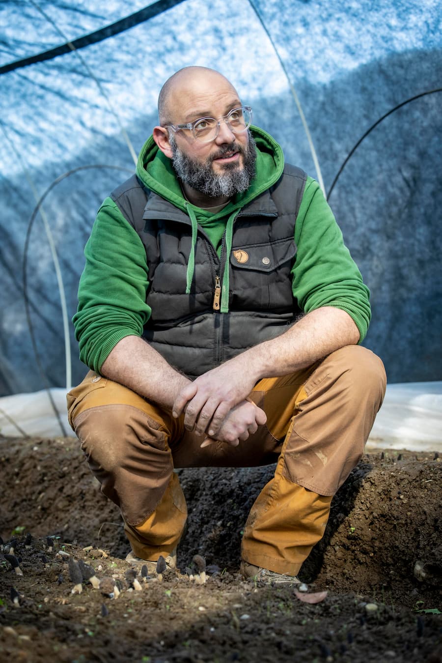 Besuch bei Monsieur Ben, einem Morchelzüchter, der u.a. das Croix-Blanche beliefert. Zubereitung durch Arno Abächerli im Restaurant Croix-Blanche in Villarepos wo er ein Morchelgericht kocht. Die Morchelzucht von Monsieur Ben, Aufgenommen am 01.04.2025 ©David Birri