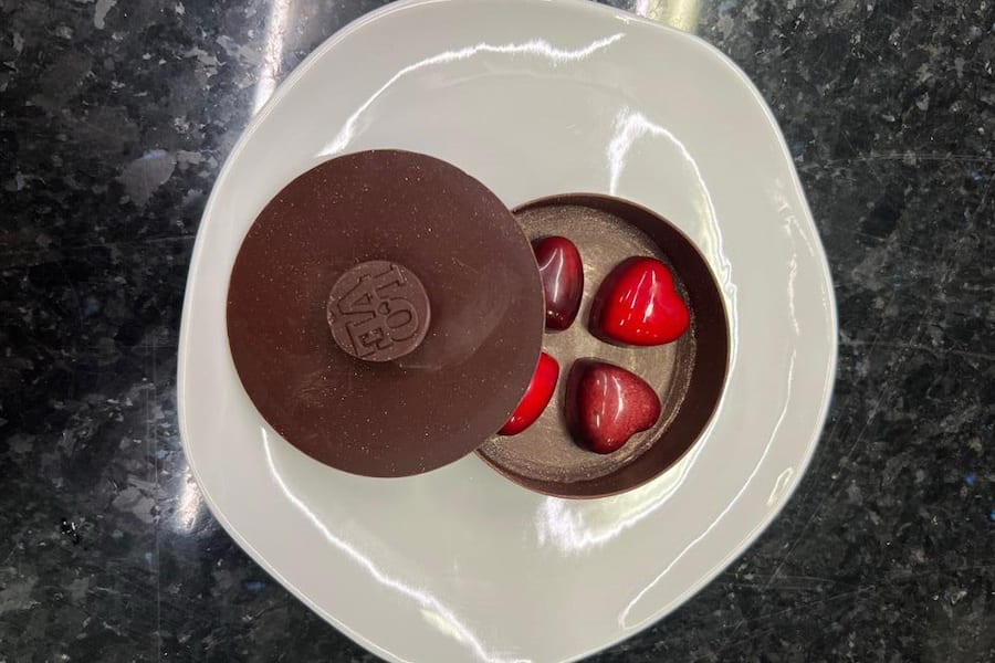 Bonbon Chocolat Coeur Coeur Ganache thé jasmin confit myrtille, Pierre-Alain Rouchon, La Reserve Genève