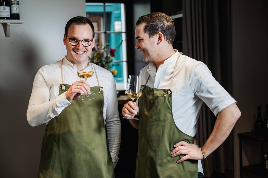 24.02.2025 - Champagner Story im Lindenhofkeller Zürich - Grand Siecle - von Laurent-Perrier - Sebastian Rösch (Küchenchef Lindenhofkeller) mit seinem Co Geschäftsführer Alexander Schmidt (Sommelier Lindenhofkeller) (l)