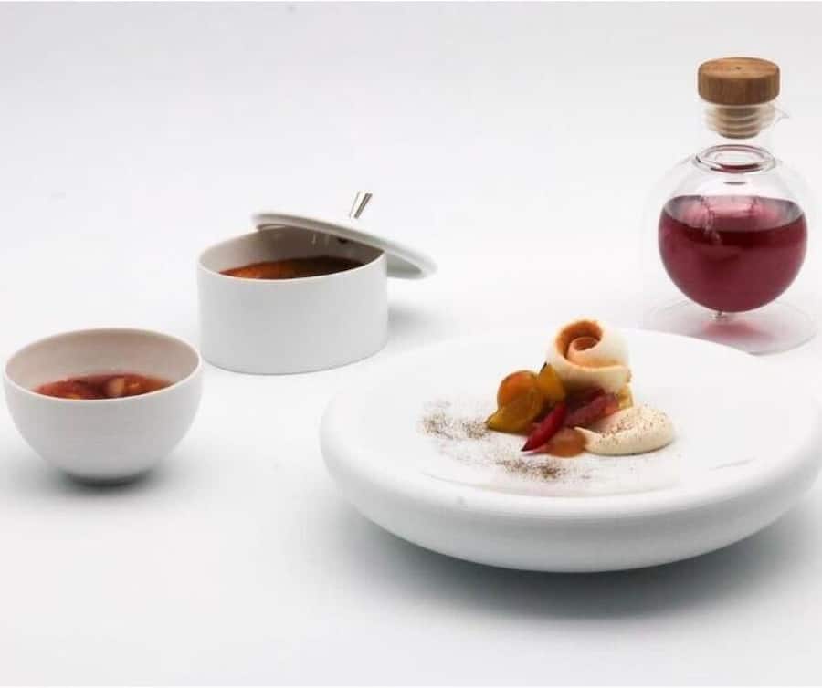 Au Valrose, le chef pâtissier Josselin Jacquet a choisi une décoction de thé Chanoyu Black Diamond - un thé noir à la poire - pour agrémenter ce dessert à base de prune et de coing.