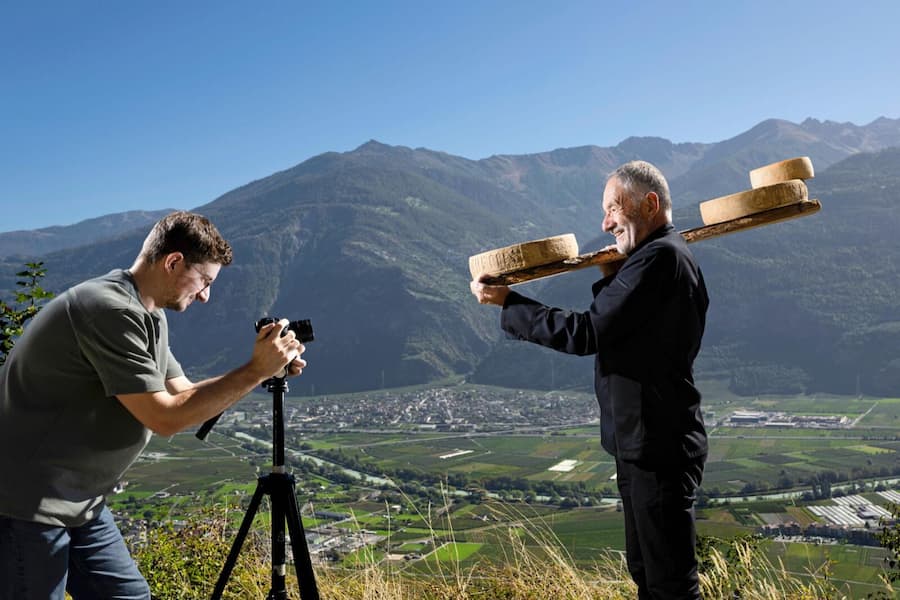 Claude Luisier, affineur de fromage en Valais et son fils Michel. Leytron, 02.10.2023. © Fred Merz | Lundi13