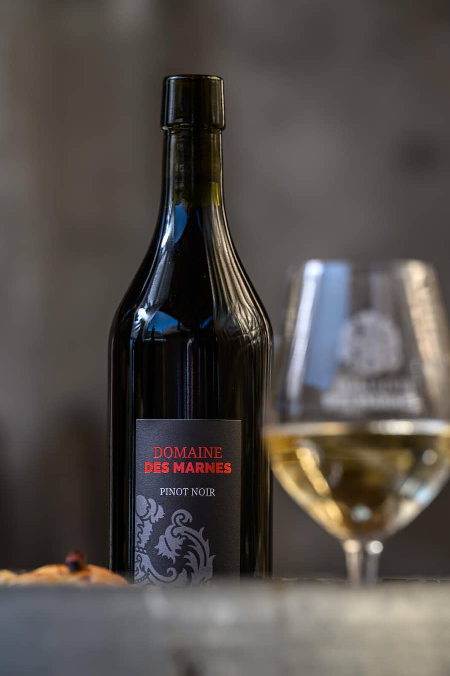 Constantine, 11 avril 2025. Reportage au Domaine des Marnes. Célia Cressier (t-shirt rose) a repris avec son mari Julien le domaine développé par son père Pierre Gentizon. Le Domaine des Marnes est situé dans l'appellation Vully, localisée entre les lacs de Neuchâtel et de Morat. ©François Wavre | Lundi13