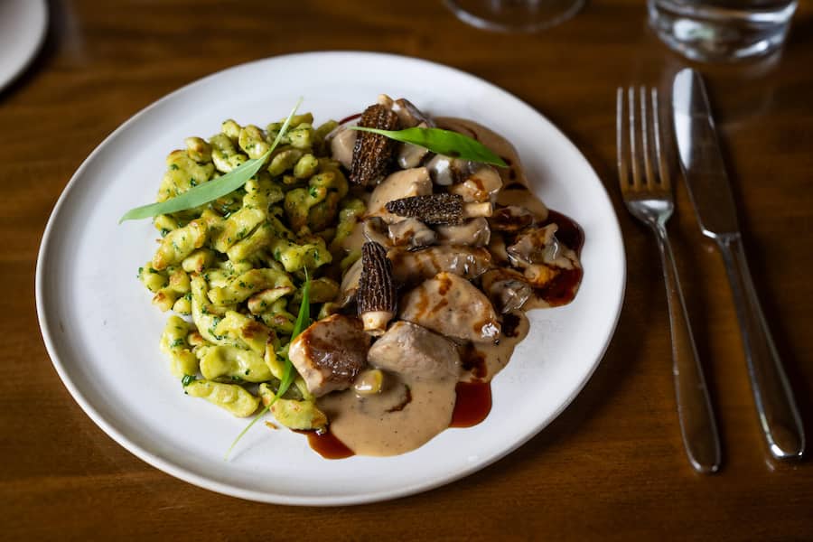 Kalbsgeschnetzeltes, Morchel-Pilzrahmsauce, Kalbsjus und Bärlauchspätzli