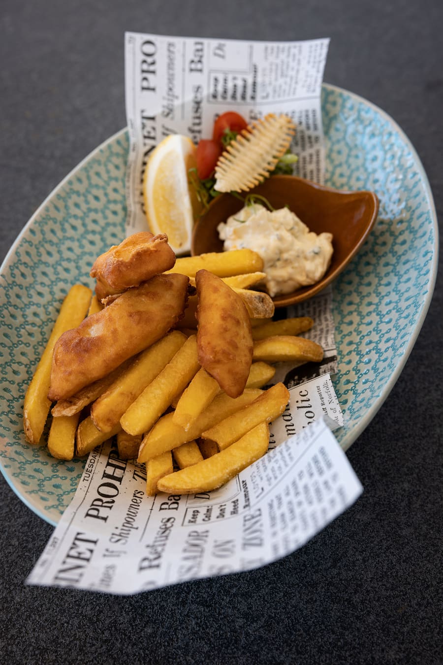 12.04.2025, Country Guide Zuerichsee, Restaurant Schifffahrt, Egli-Knusperli mit Tartarsauce/Pommes (photo by Remy Steiner for Gault Millau)