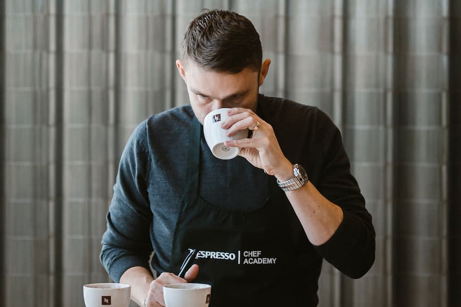 Guy Ravet, chef at the Grand Hôtel du Lac pictured during a tasting session on the origins of coffee of the Gourmet Weeks event by Nespresso on 28 April 2025 in Romont. (© Gabriel Monnet)