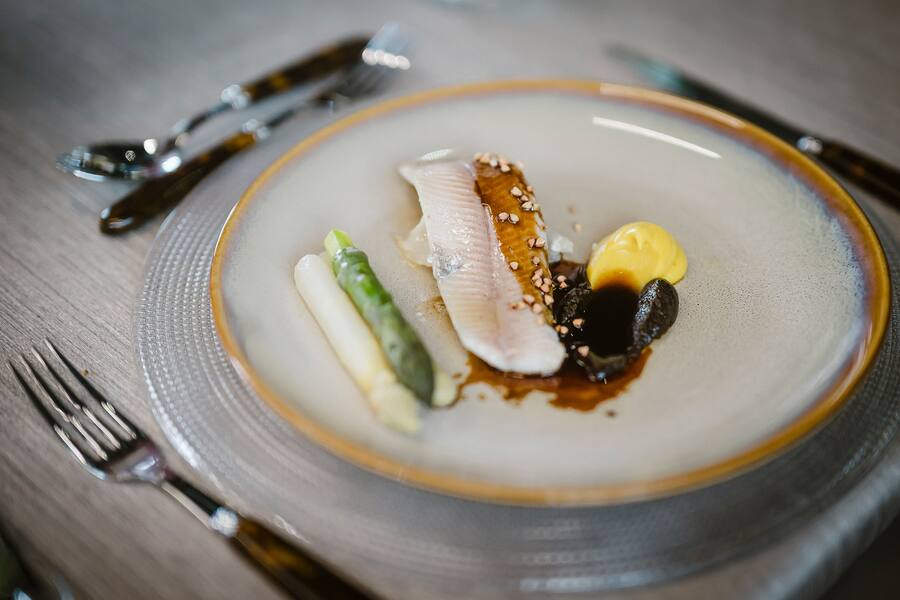 Gottéron trout confit with buckwheat butter, Asparagus from Düdingen, Celery juice and Nespresso Finezzo, Black rice from Vully pictured during the Gourmet Weeks event by Nespresso on 28 April 2025 in Romont. (© Gabriel Monnet)